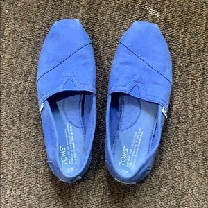 size 6 blue toms slip on shoes